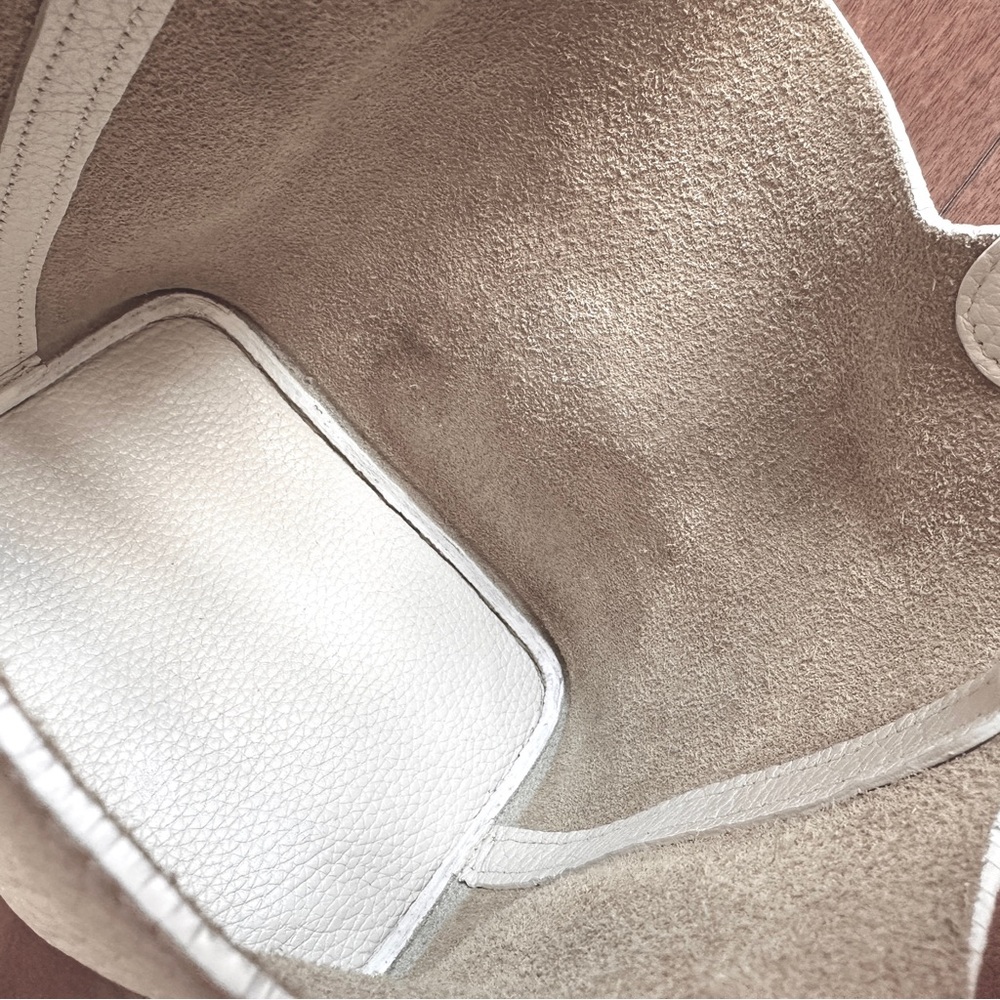 Elegant off White Leather Bucket Tote Bag with silver horse charm - Picture 13 of 13